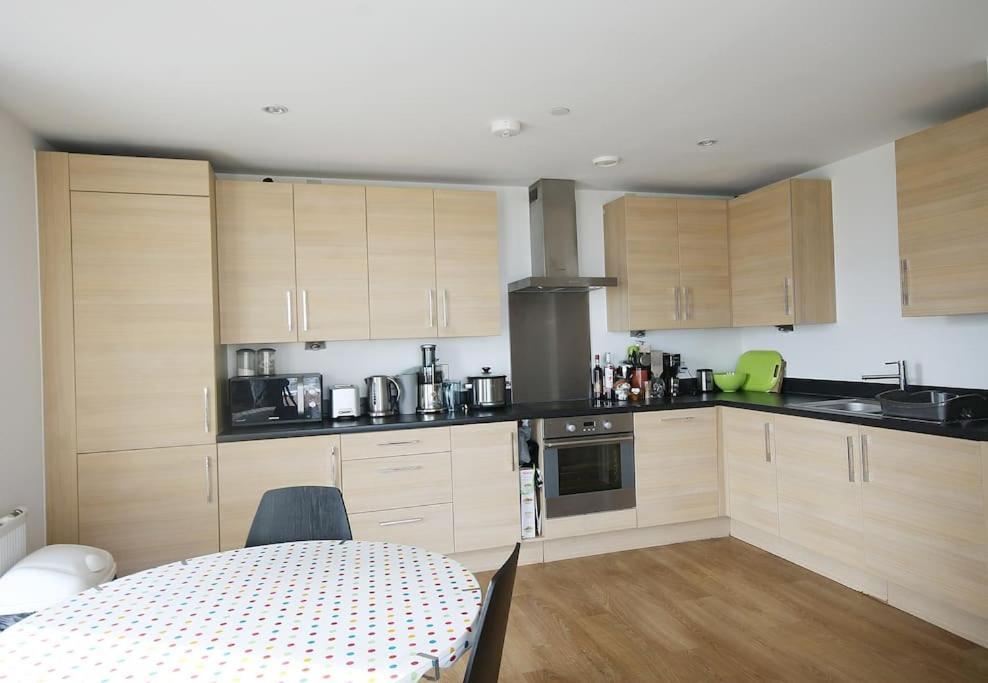 2 Bed 2 Baths Apt In Stratford Apartment Лондон Екстериор снимка
